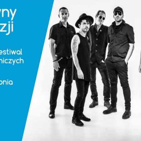 Plakat graficzny zapraszający do Olsztyna na koncert zespołu Sztywny Pal Azji - w ramach Olsztyńskiego Festiwalu Piw Rzemieślniczych 2021. Na plakacie napisy oraz zdjęcie zespołu.   