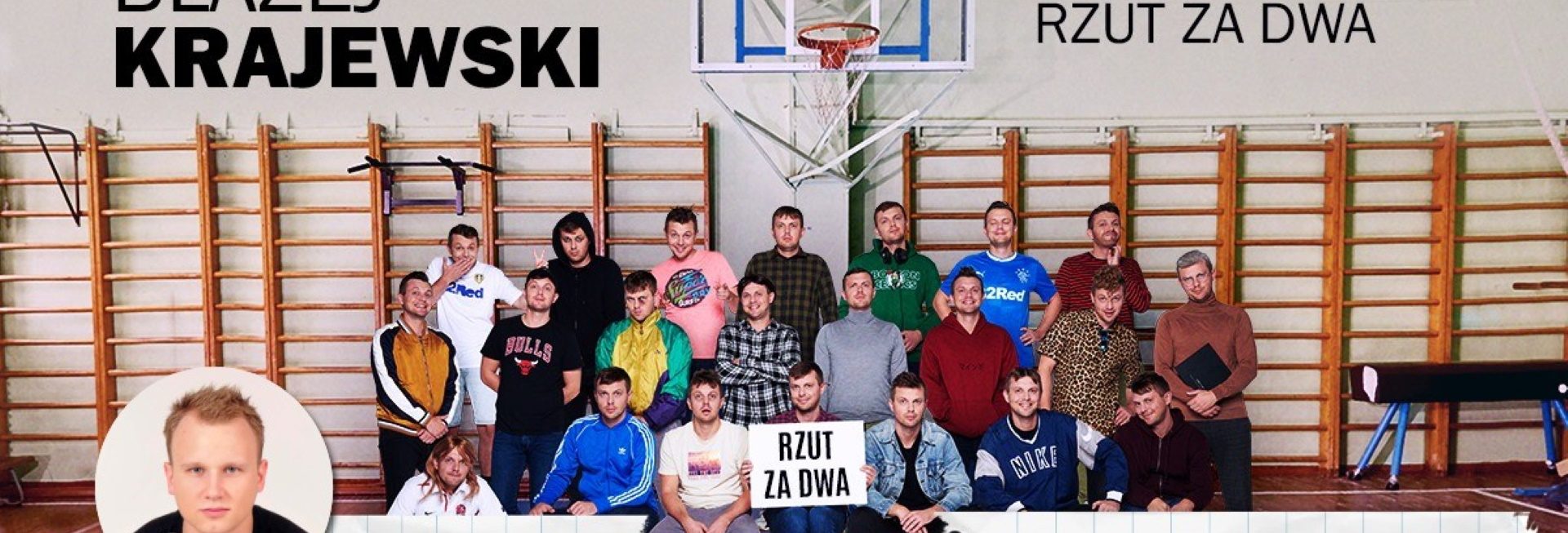 Plakat graficzny zapraszający do Olsztyna na VI Urodziny Stand-upu w Sowie: Błażej Krajewski "Rzut za dwa" - Olsztyn 2021. Na plakacie zdjęcie wszystkich artystów wykonane w sali gimnastycznej. 