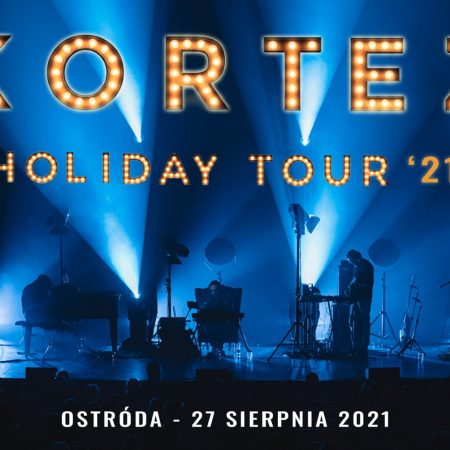 Plakat graficzny zapraszający do Ostródy na koncert Kortez Holiday Tour - Ostróda 2021. Na plakacie scena koncertowa na której występuje Kortez i jego zespół. 