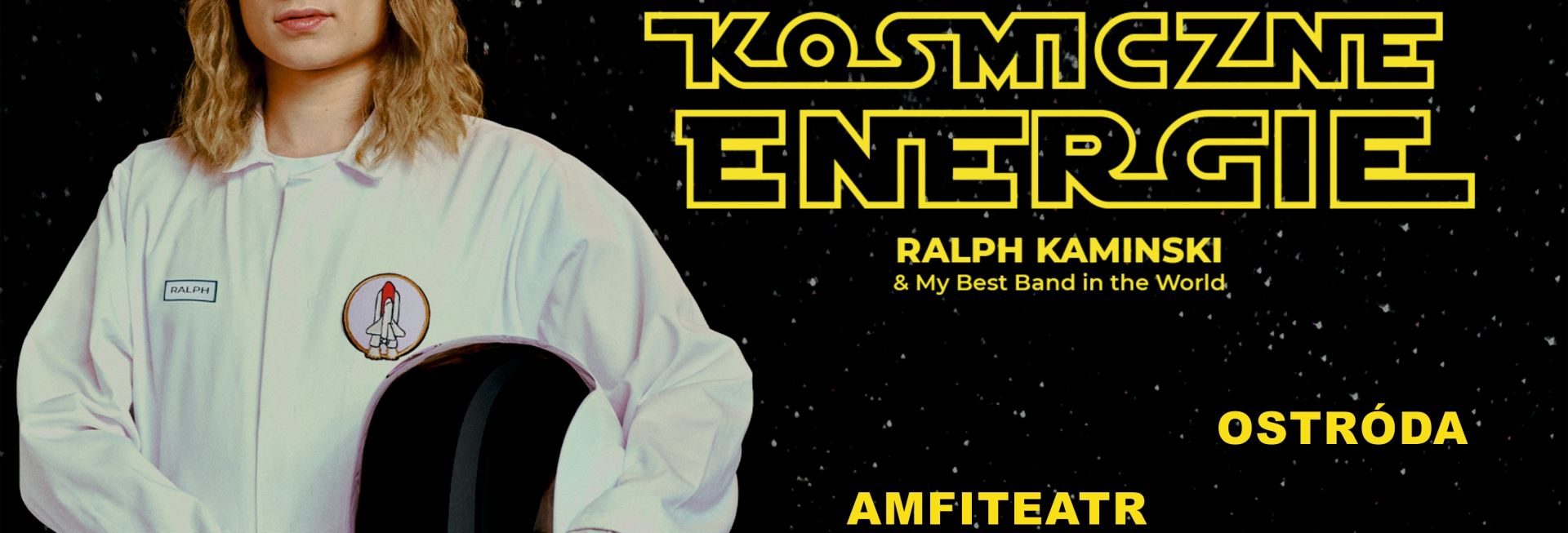Plakat graficzny zapraszający do Ostródy na koncert Ralph Kaminski - "Kosmiczne Energie" Ostróda 2021. Na plakacie zdjęcie artysty w stroju kosmonauty.