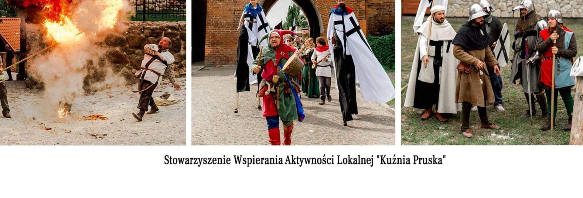 Plakat graficzny zapraszający do Pasłęka na cykliczną imprezę Jarmark św. Bartłomieja - Pasłęk 2021. Na plakacie trzy zdjęcia przedstawiające rycerzy w strojach średniowiecznych jadących na koniach na tle bramy zamku oraz rycerza podczas prezentacji "ognia". 