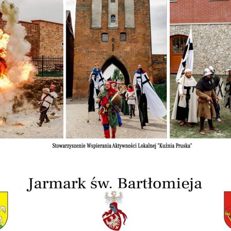 Plakat graficzny zapraszający do Pasłęka na cykliczną imprezę Jarmark św. Bartłomieja - Pasłęk 2021. Na plakacie trzy zdjęcia przedstawiające rycerzy w strojach średniowiecznych jadących na koniach na tle bramy zamku oraz rycerza podczas prezentacji "ognia". 