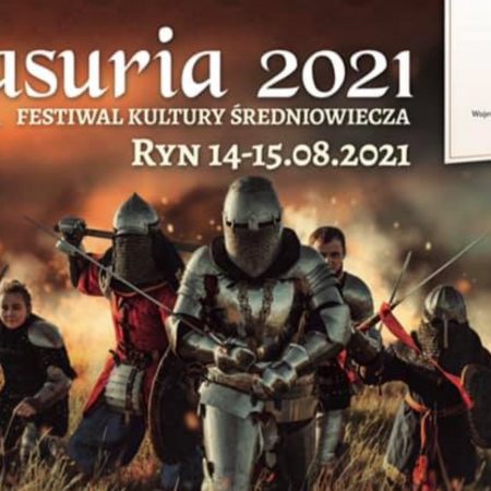 Plakat zapraszający do Rynu na kolejną edycję Festiwalu Kultury Średniowiecza MASURIA - Ryn 2021. Na plakacie zdjęcie rycerzy podczas bitwy oraz szczegółowy program imprezy.