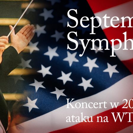 Plakat graficzny zapraszający do Olsztyna na September Symphony – koncert w 20. rocznicę ataku na WTC - Filharmonia Olsztyn 2021. Na plakacie zdjęcie dyrygenta a w tle plakatu zdjęcie flagi amerykańskiej.