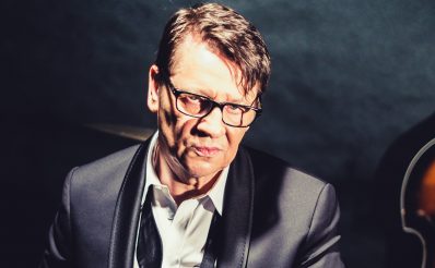 Zdjęcie artysty Macieja Maleńczuka zapraszające do Olsztyna na koncert w Filharmonii Warmińsko-Mazurskiej w Olsztynie 2021.
