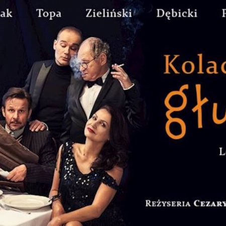 Plakat graficzny zapraszający do Olsztyna na spektakl komediowy "KOLACJA DLA GŁUPCA" - Olsztyn 2021. Na zdjęciu aktorzy podczas jednej ze scen w granym spektaklu. 