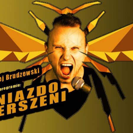 Plakat graficzny zapraszający na występ Stand-up: Maciej Brudzewski. 