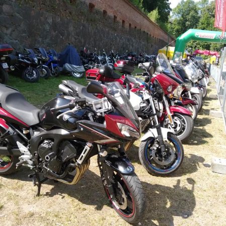 Zdjęcie przedstawiające zaparkowane motocykle w Giżycku podczas cyklicznej imprezy "Letni zlot motocyklowy Twierdza Boyen" - Giżycko 2022.
