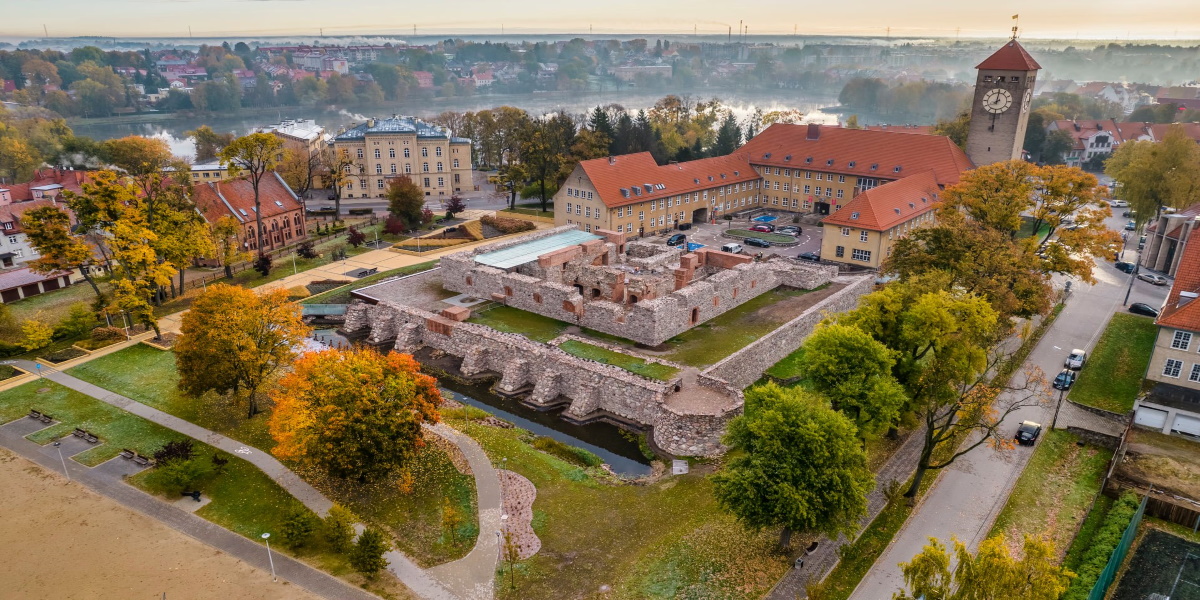 Panorama miasta Szczytna oraz ruiny zamku krzyżackiego w Szczytnie.