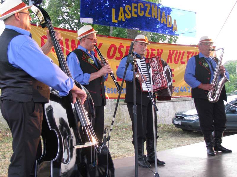 Zdjęcie z koncertu w miejscowości Laseczno w gminie Iława podczas kolejnej edycji Festynu Rodzinnego Laseczniada 2022.