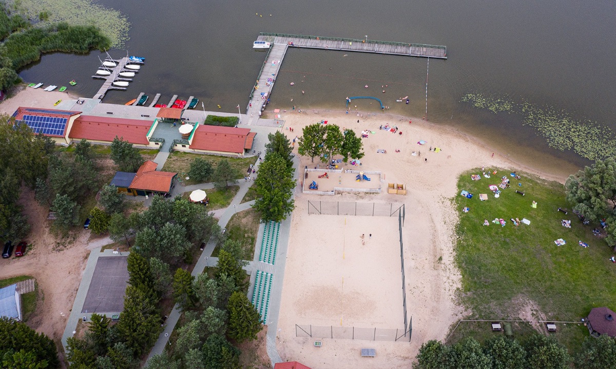 Zdjęcie plaży miejskiej w Gołdapi gdzie odbędą się zawody Międzynarodowego Maratonu Pływackiego Gołdap 2022.