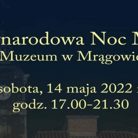 Plakat graficzny zapraszający do Mrągowa na Międzynarodową Noc Muzeów 2022 w Muzeum w Mrągowie.