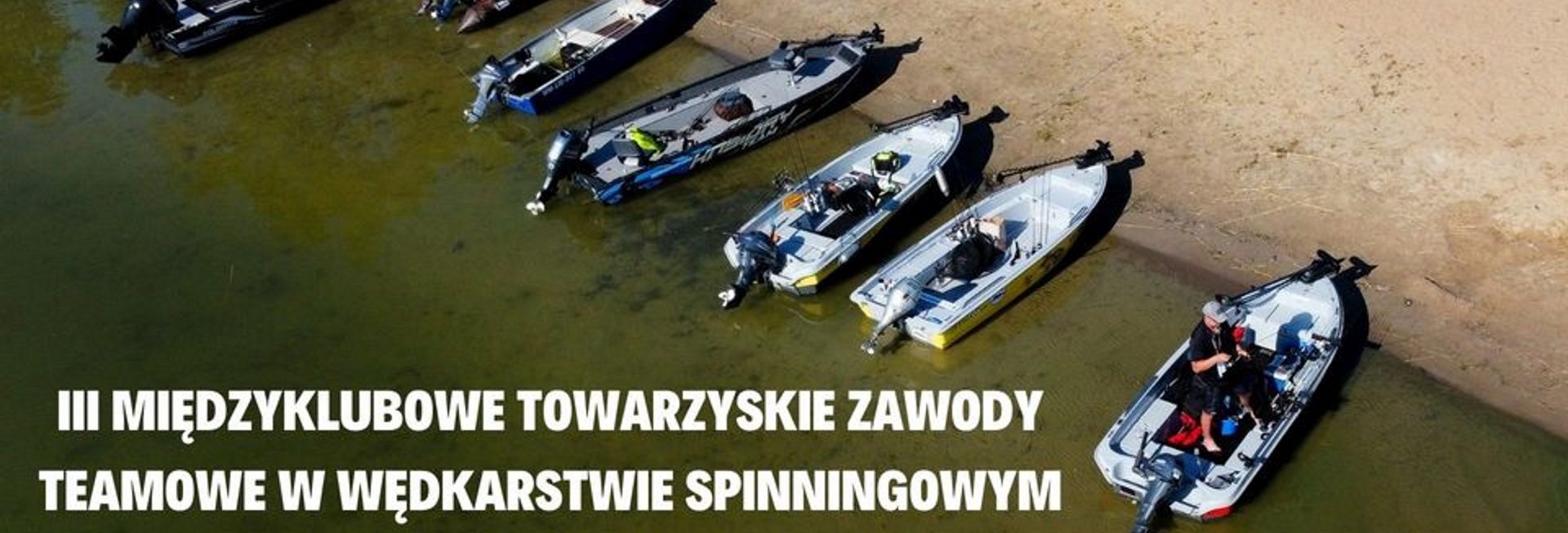 Plakat graficzny zapraszający do Pisza na 3. edycję Międzyklubowych Towarzyskich Zawodów Spinningowych na jeziorze Roś.  
