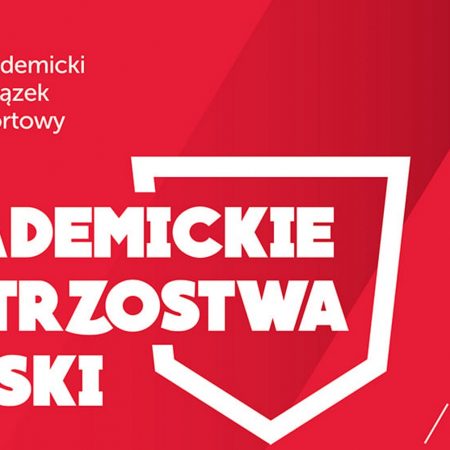 Plakat graficzny zapraszający do Ośrodka AZS w Wilkasach na Żeglarskie Akademickie Mistrzostwa Polski Wilkasy 2022.