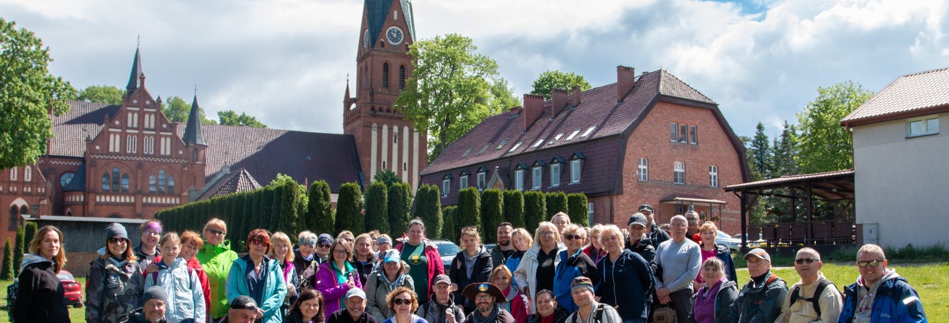Zdjęcie zapraszające mieszkańców i turystów do Gietrzwałdu na bezpłatny spacer po Gietrzwałdzie z przewodnikiem PTTK.