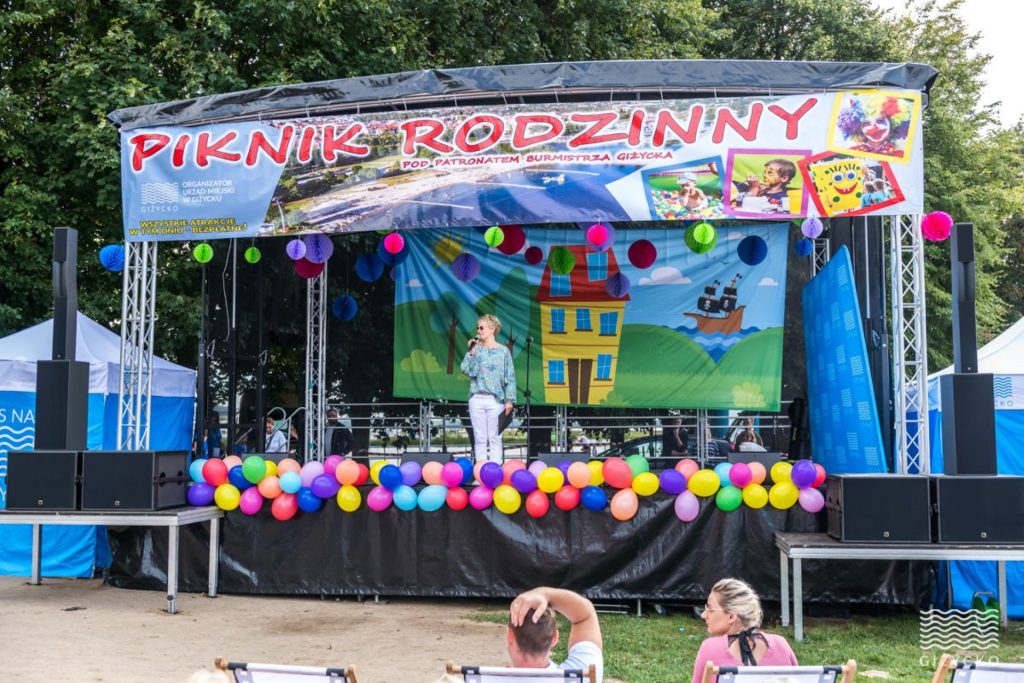 Plakat zapraszający do Giżycka na Piknik Rodzinny Giżycko 2022.