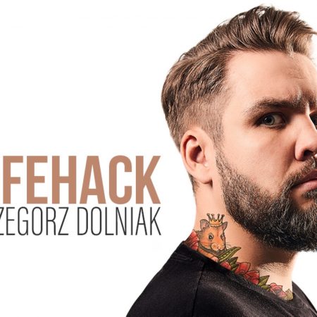 Plakat zapraszający do na występ Stand-up Grzegorz Dolniak - Lifehack. 
