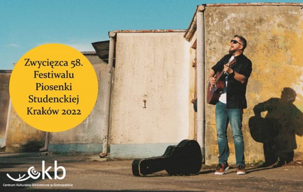 Plakat zapraszający do Centrum Kulturalno-Bibliotecznego w Gietrzwałdzie na koncert Łukasza Jędrysa Gietrzwałd 2022.