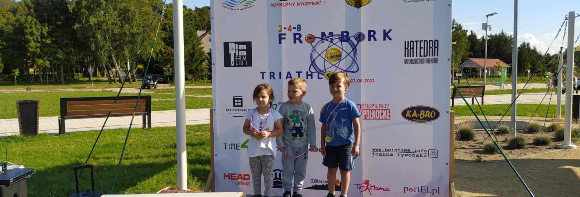 Plakat zapraszający do Fromborka na 2. edycję zawodów 2-4-8 Triathlon FROMBORK dla dzieci 2023.