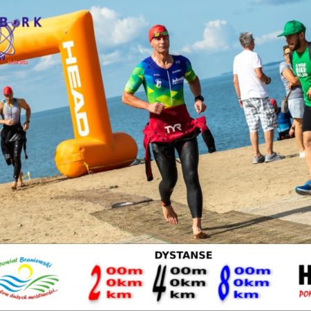 Plakat zapraszający do Fromborka na cykliczne zawody Triathlon 2-4-8 Frombork 2023.