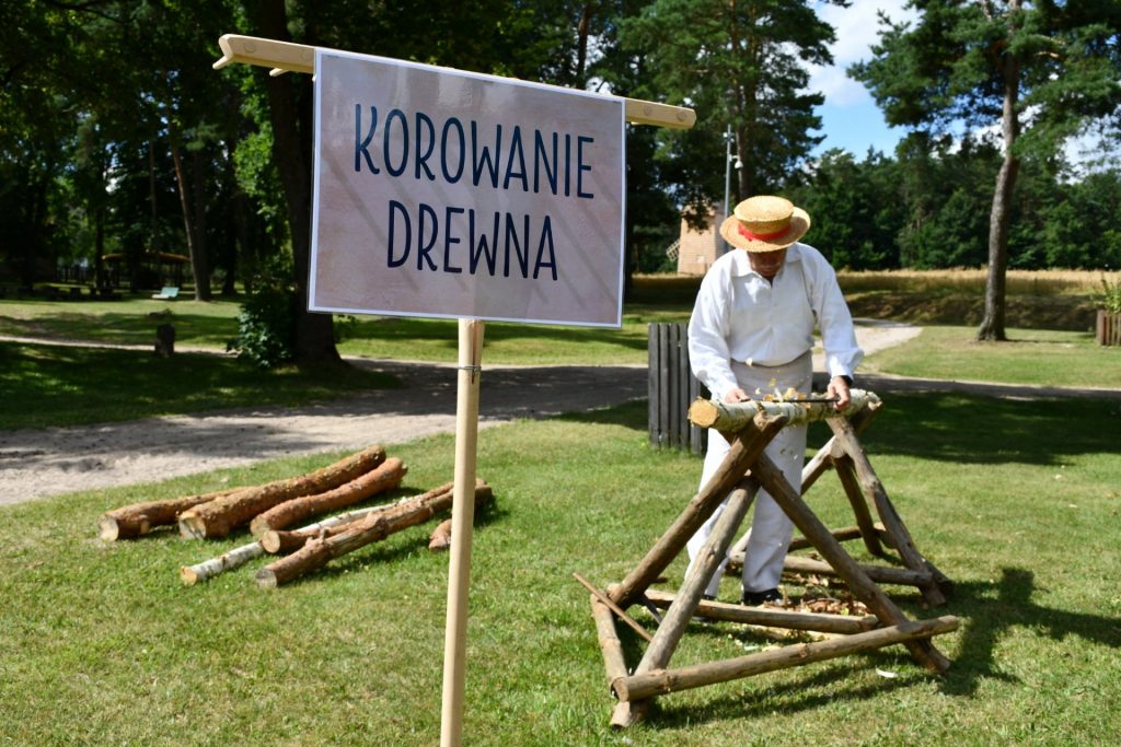 Zdjęcie zapraszające do Muzeum Budownictwa Ludowego w Olsztynku na Festyn Tajemnice Ciesiołki Olsztynek. 