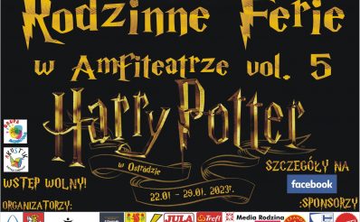 Plakat zapraszający od 22 stycznia do 5 lutego 2023 r. do Ostródy na Rodzinne Ferie w Amfiteatrze - Wystaw krainy magii i czarodziejstwa Harrego Pottera Ostróda 2023.