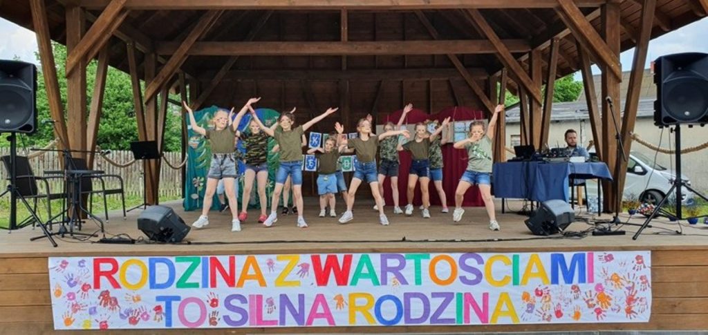 Zdjęcie zapraszające w sobotę 3 czerwca 2023 r. do Jedwabna na 25. edycję Warmińsko-Mazurskich Dni Rodziny Jedwabno 2023.  