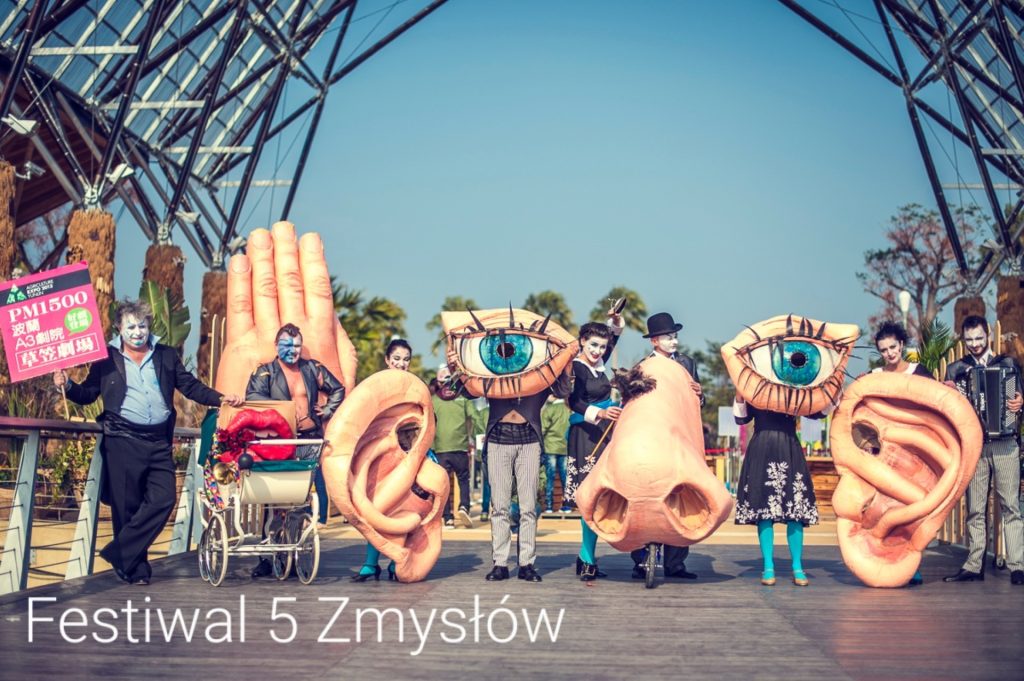 Plakat zapraszający do Rynu na kolejną edycję Festiwalu 5 Zmysłów Ryn.