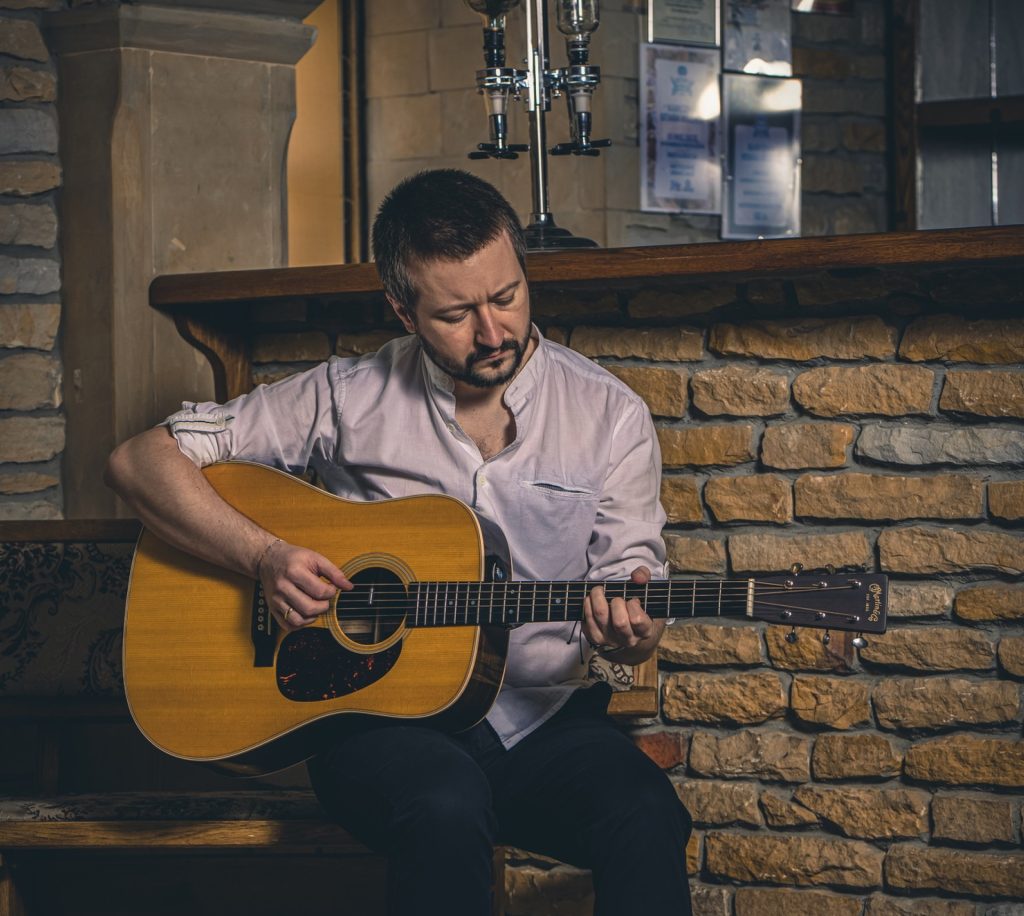 Zdjęcie zapraszające w niedzielę 6 sierpnia 2023 r. do Olsztyna na koncert Piotra Kajetana Matczuka - Piosenki na lepszy czas „Miejcie nadzieję” Olsztyn 2023.
