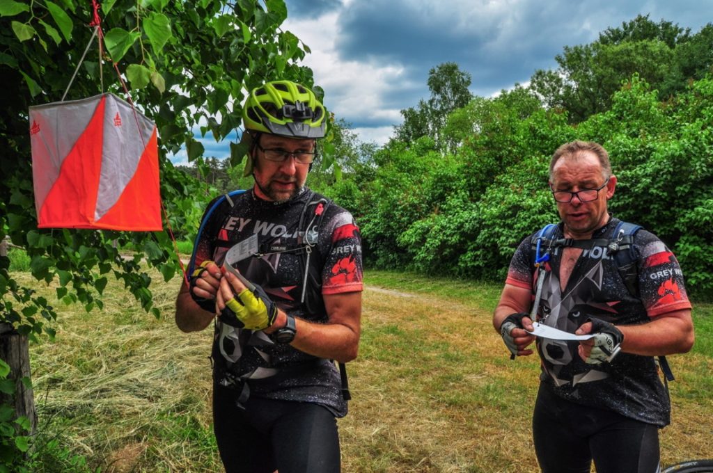 Zdjęcie zapraszające w sobotę 15 czerwca 2024 r. do Mikołajek na Mazurskie Tropy - rajd pieszy & rowerowy na orientacje Mikołajki 2024.