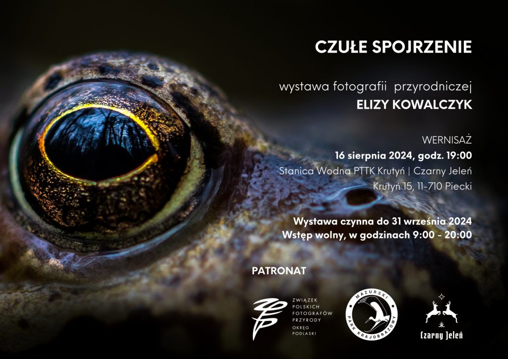 Plakat zapraszający w dniach od 16 sierpnia do 30 września 2024 r. do Krutyni na Wystawę fotografii przyrodniczej Elizy Kowalczyk “Czułe spojrzenie” Krutyń 2024. 