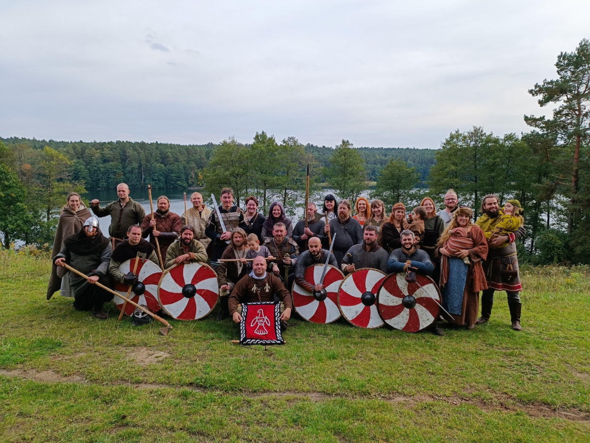 Zdjęcie zapraszające na Festiwal Historii i Kultury Średniowiecznych Prus. Rzemieślnicy i Wojownicy z Zaklętego Zamku. 