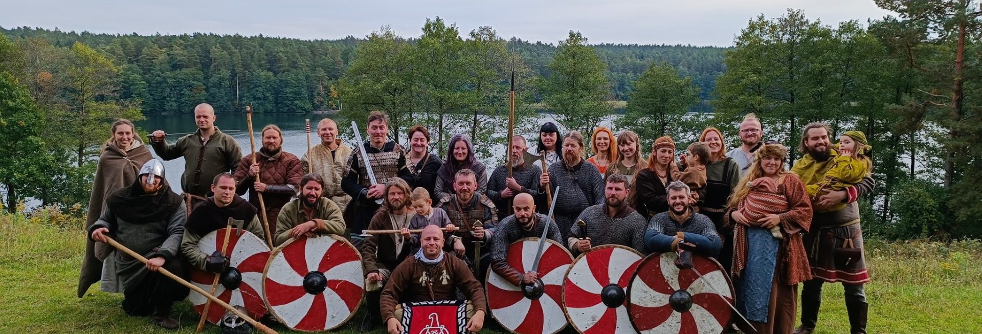 Zdjęcie zapraszające na Festiwal Historii i Kultury Średniowiecznych Prus. Rzemieślnicy i Wojownicy z Zaklętego Zamku. 