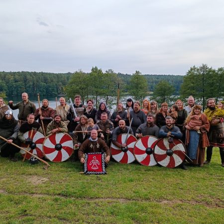 Zdjęcie zapraszające na Festiwal Historii i Kultury Średniowiecznych Prus. Rzemieślnicy i Wojownicy z Zaklętego Zamku. 