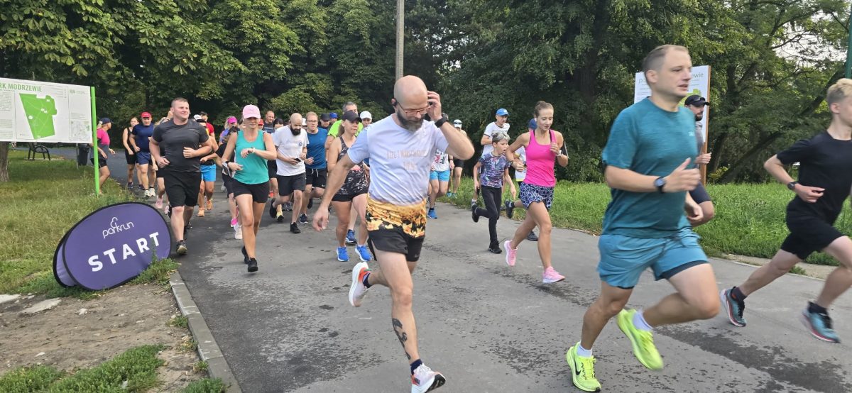 Zdjęcie zapraszające do Elbląga na kolejną edycję Biegu Parkrun Park Modrzewie Elbląg.