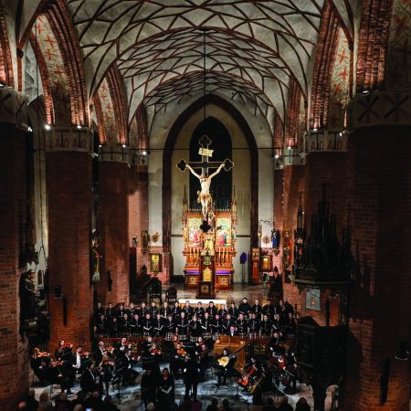 Zdjęcie zapraszające w sobotę 12 kwietnia 2025 r. do Olsztyna na koncert Requiem Bazylika konkatedralna św. Jakuba w Olsztynie 2025.