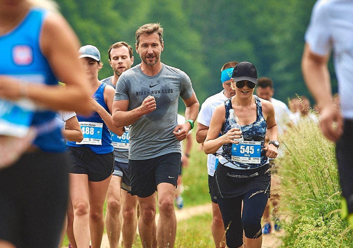Zdjęcie zapraszające do Gałkowa na kolejną edycję Maratonu Mazury i Biegu Szlakiem Krutyni Gałkowo.