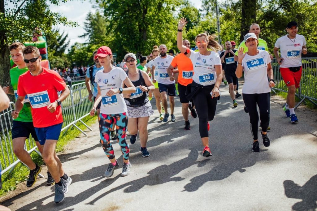 Zdjęcie zapraszające do Gałkowa na kolejną edycję Maratonu Mazury i Biegu Szlakiem Krutyni Gałkowo.