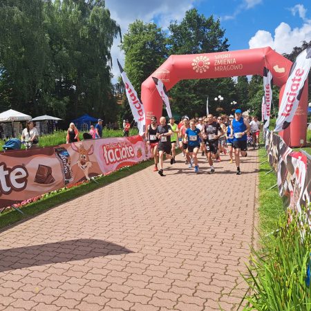 Zdjęcie zapraszające do Mrągowa na Bieg Charytatywny dookoła Jeziora Czos Mrągowo.