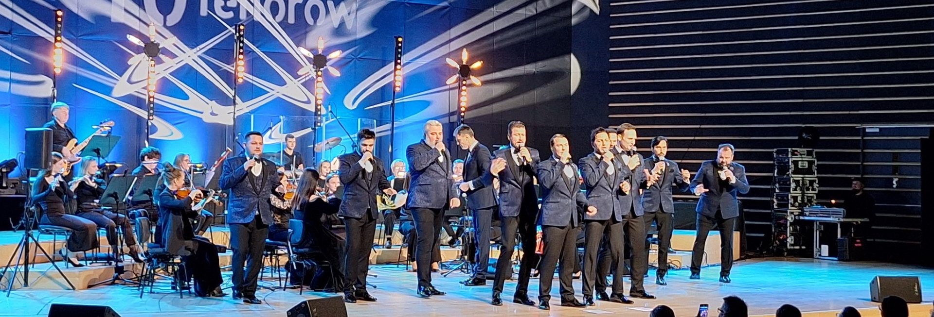 Zdjęcie zapraszające na koncert 10 Tenorów.