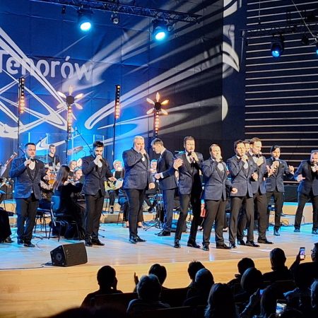 Zdjęcie zapraszające na koncert 10 Tenorów.