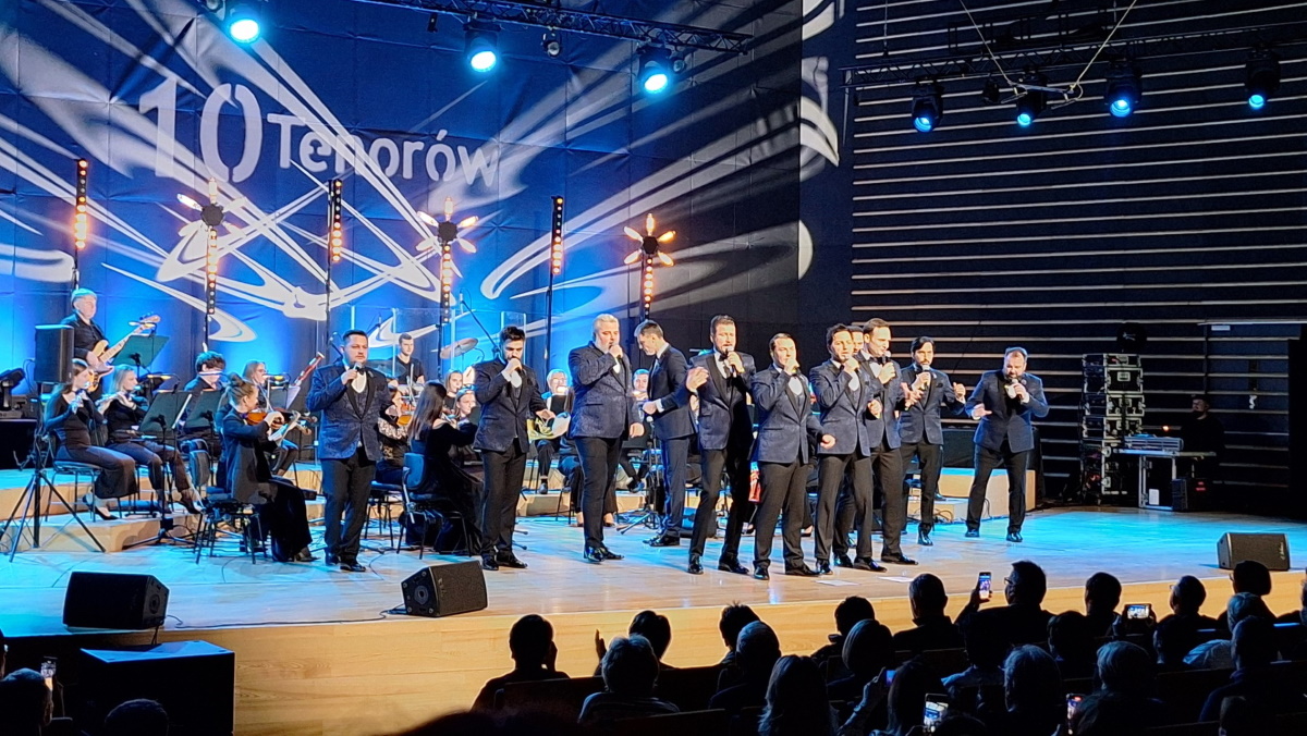 Zdjęcie zapraszające na koncert 10 Tenorów.