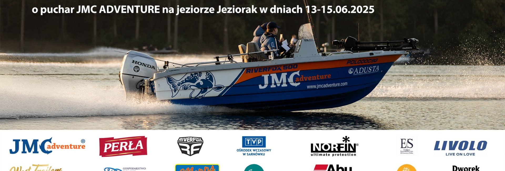 Zdjęcie zapraszające w dniach 13-15 czerwca 2025 r. do miejscowości Sarnówek w gminie Iława na 3.edycję Ogólnopolskich Teamowych Zawodów Spinningowych z łodzi o Puchar JMC ADVENTURE Sarnówek 2025.
