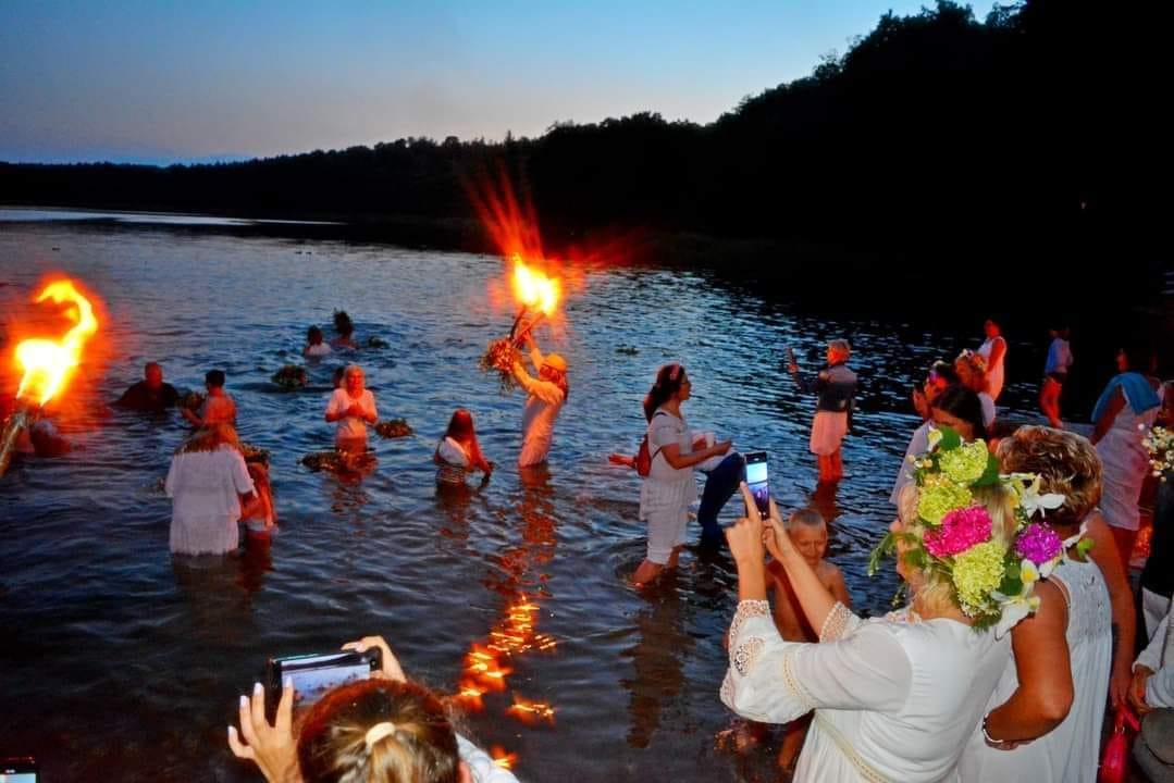 Zdjęcie zapraszające na do miejscowości Swobodna koło Dobrego Miasta na coroczna imprezę Noc Świętojańską - Jezioro Limajno Swobodna. 