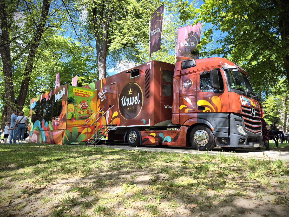 Plakat zapraszający do odwiedzenia interaktywnej ciężarówki Wawel Truck. 