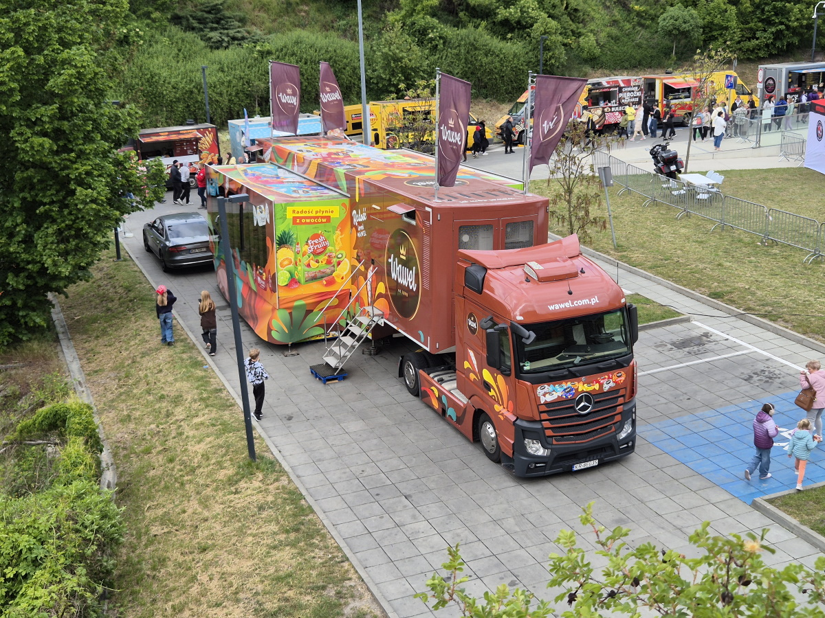 Plakat zapraszający do odwiedzenia interaktywnej ciężarówki Wawel Truck. 