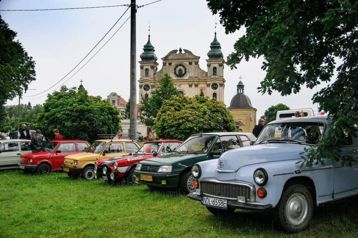 Zdjęcie zapraszające do miejscowości Krosno k. Ornety na kolejną edycję Krośnieńskiego Zlotu Samochodów Zabytkowych Krosno k. Ornety. 