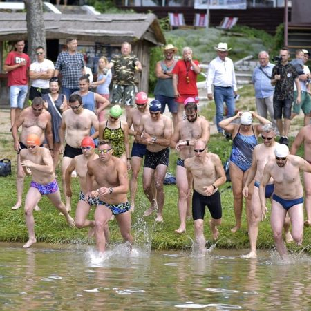 Zdjęcie zapraszające do Mrągowa na Maraton Pływacki o Puchar Burmistrza Miasta Mrągowo 2025.