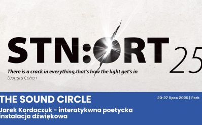 Plakat zapraszający w dniach 20-27 lipca 2025 r. do Sztynortu na Interaktywną Poetycką Instalację Dźwiękową - The Sound Circles Memuak Sztynort 2025.