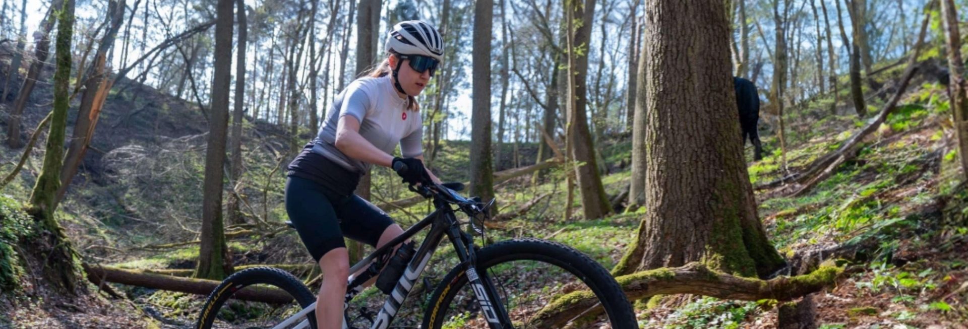 Plakat zapraszający w niedzielę 7 września 2025 r. do Bartoszyc na zawody King Bike MTB Bartoszyce 2025.